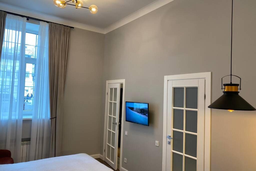 Hidden Gem With Its Own Private Entry At Lypky Apartamento Kiev Exterior foto