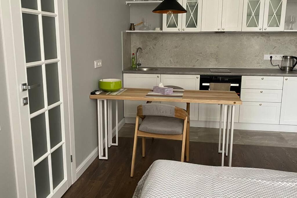 Hidden Gem With Its Own Private Entry At Lypky Apartamento Kiev Exterior foto