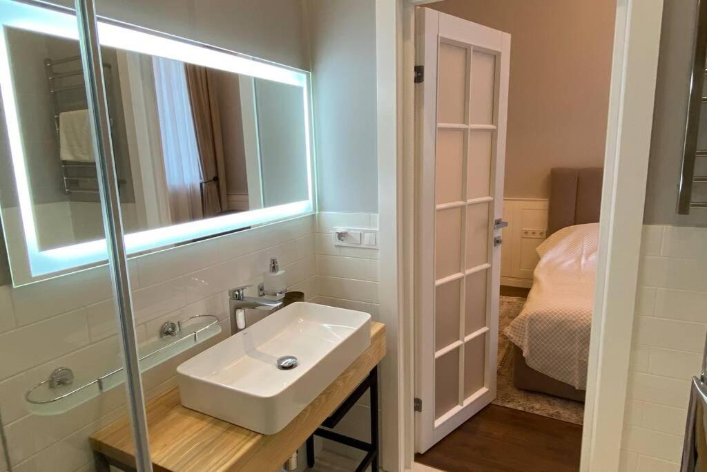 Hidden Gem With Its Own Private Entry At Lypky Apartamento Kiev Exterior foto